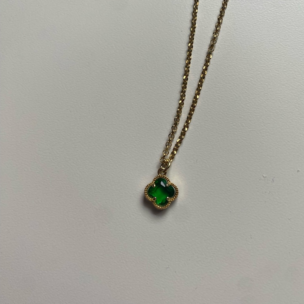 Elegant Gold and Green Clover Pendant Necklace🍀 - Picture 2 of 4